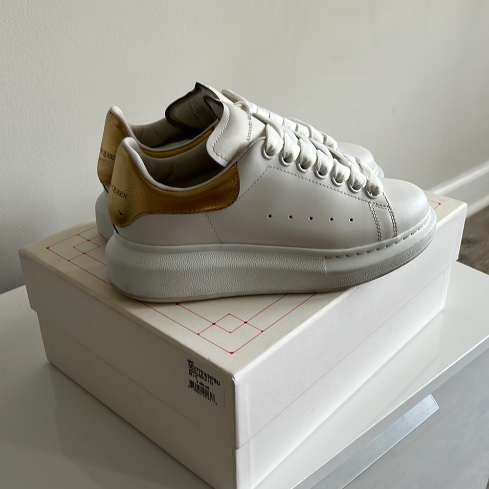 Alexander McQueen Women's oversized Sneaker in White/Gold